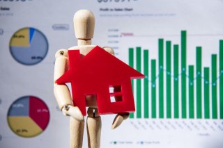 如何评估房地产开发商的信誉？这种评估对购房决策有何影响？