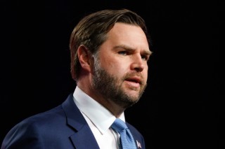 万斯发表“大规模移民就是偷走‘美国梦’”言论引争议，网友反问：你妻子不就是来自一个印度移民家庭吗？