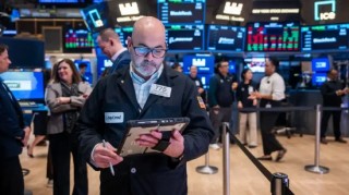 尾盘：美股走高银行股领涨 标普指数小幅上扬