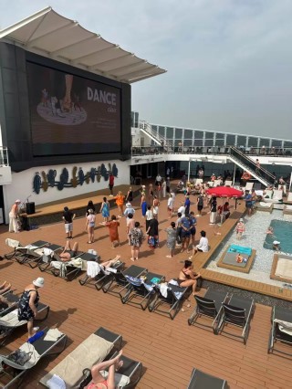 滞留迪拜6天，7次航班取消，一名中国游客咬牙买下54000元机票