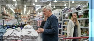 “我会盯着你”！沃尔玛将涨价，特朗普破防：怎么能怪关税，你赚了几十亿该吞下关税！更多美企加入涨价行列