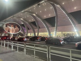 滞留迪拜6天，7次航班取消，一名中国游客咬牙买下54000元机票