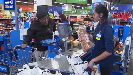 “我会盯着你”！沃尔玛将涨价，特朗普破防：怎么能怪关税，你赚了几十亿该吞下关税！更多美企加入涨价行列  第3张