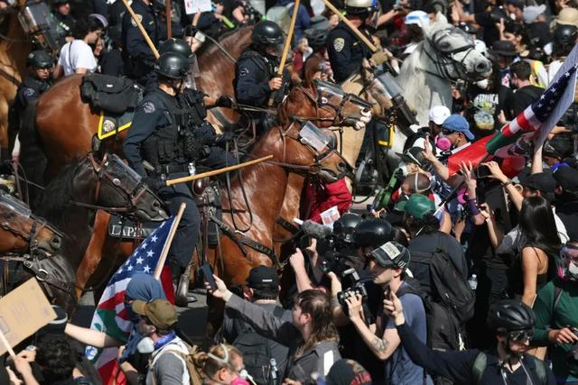 “不要国王!”抗议席卷全美,示威者涌入街头与警方发生冲突 第3张 “不要国王!”抗议席卷全美,示威者涌入街头与警方发生冲突 第3张