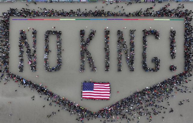 “不要国王!”抗议席卷全美,示威者涌入街头与警方发生冲突 第6张 “不要国王!”抗议席卷全美,示威者涌入街头与警方发生冲突 第6张