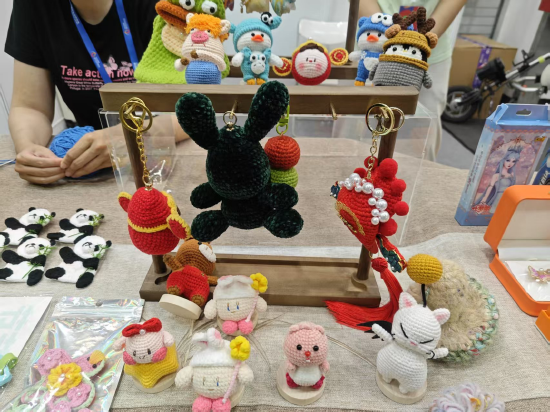 好博会|最细仅三根头发丝,残疾人用钩织文创创收 第1张 好博会|最细仅三根头发丝,残疾人用钩织文创创收 第1张