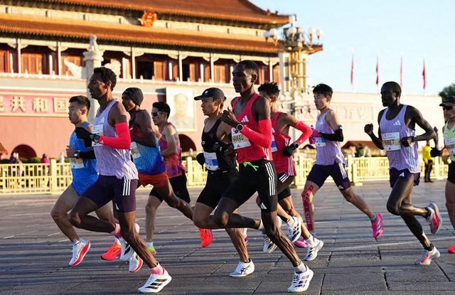 2025年北京马拉松天安门广场鸣枪起跑，3.2万余名选手同场竞技  第1张