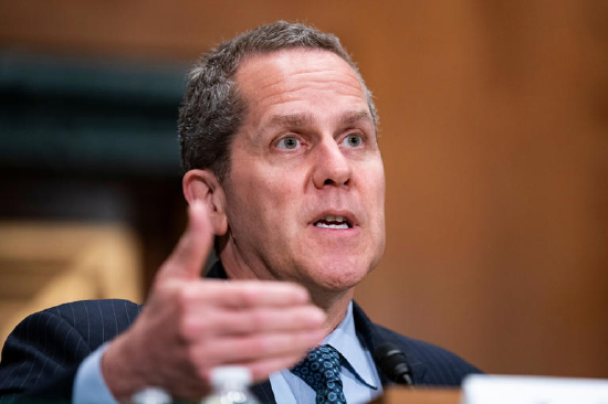 美联储理事Barr警告监管放松或导致银行体系中风险累积  第2张