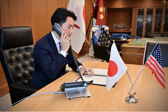 小泉进次郎与美防长通话照被指“摆拍”，日本网民讽刺：表演也得拿根笔吧  第1张