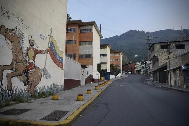 第1现场|遭袭后的委内瑞拉:药店排队、油站关闭、民众集会抗议 第6张 第1现场|遭袭后的委内瑞拉:药店排队、油站关闭、民众集会抗议 第6张