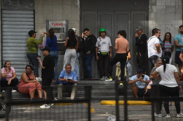 第1现场|遭袭后的委内瑞拉:药店排队、油站关闭、民众集会抗议 第8张 第1现场|遭袭后的委内瑞拉:药店排队、油站关闭、民众集会抗议 第8张