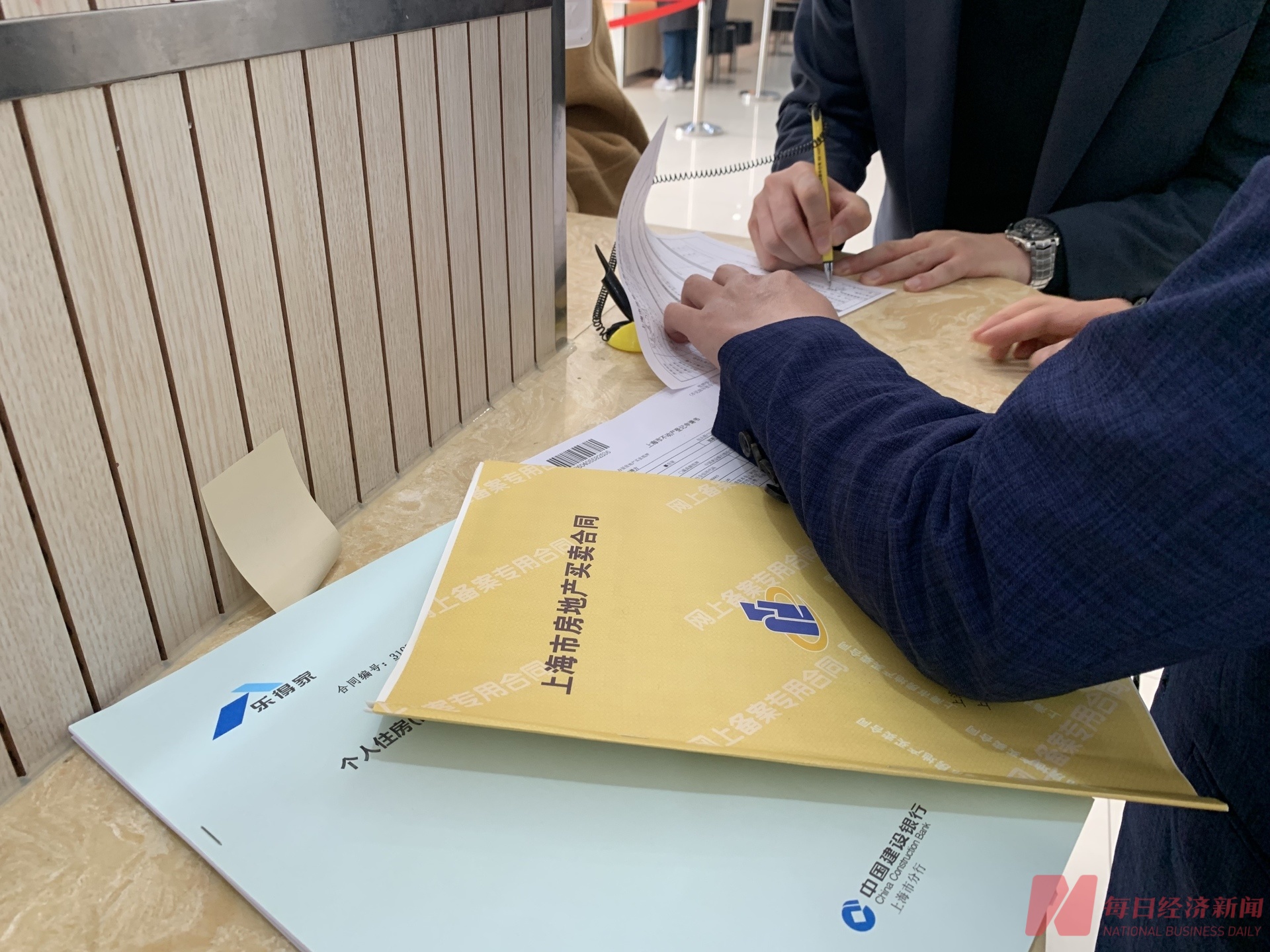 上海二手房交易中心乌泱泱挤满人,感受楼市“小阳春” 第1张 上海二手房交易中心乌泱泱挤满人,感受楼市“小阳春” 第1张