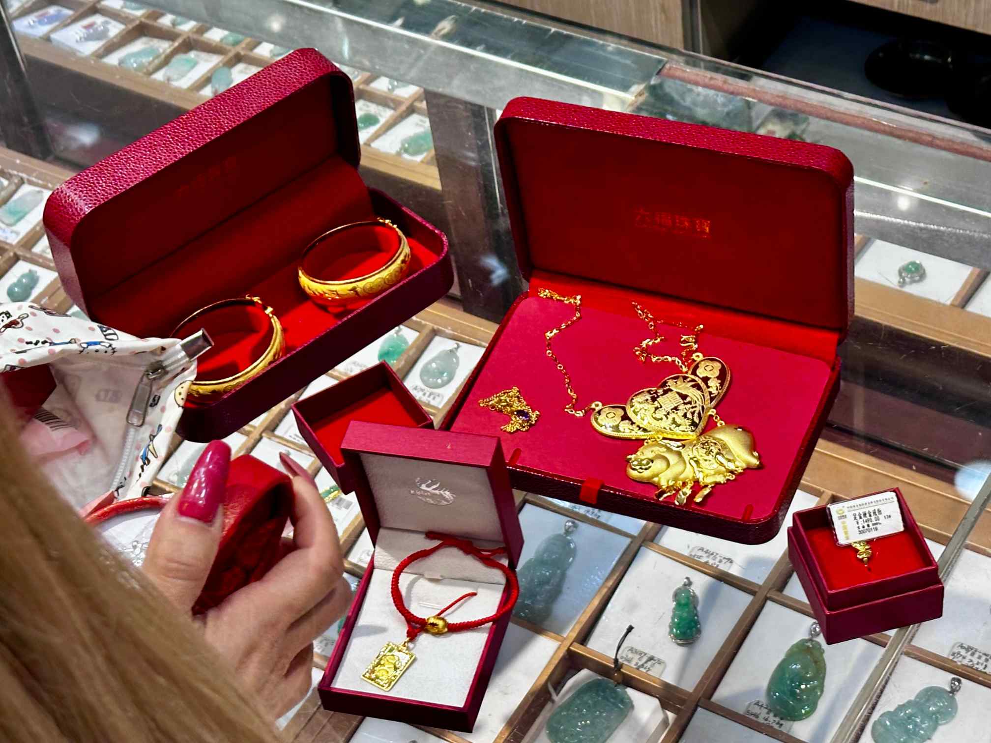 被老铺黄金们劝退，年轻人涌向广州打金一条街，50克金镯工费不到千元  第1张