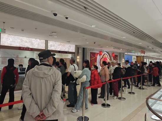 菜百卖黄金的队伍,一眼望不到头 第3张 菜百卖黄金的队伍,一眼望不到头 第3张