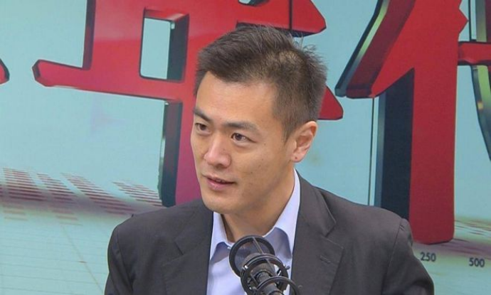 父亲身家超过李嘉诚，他不爱美女爱丑女，继承60亿家产坐地铁上班  第2张